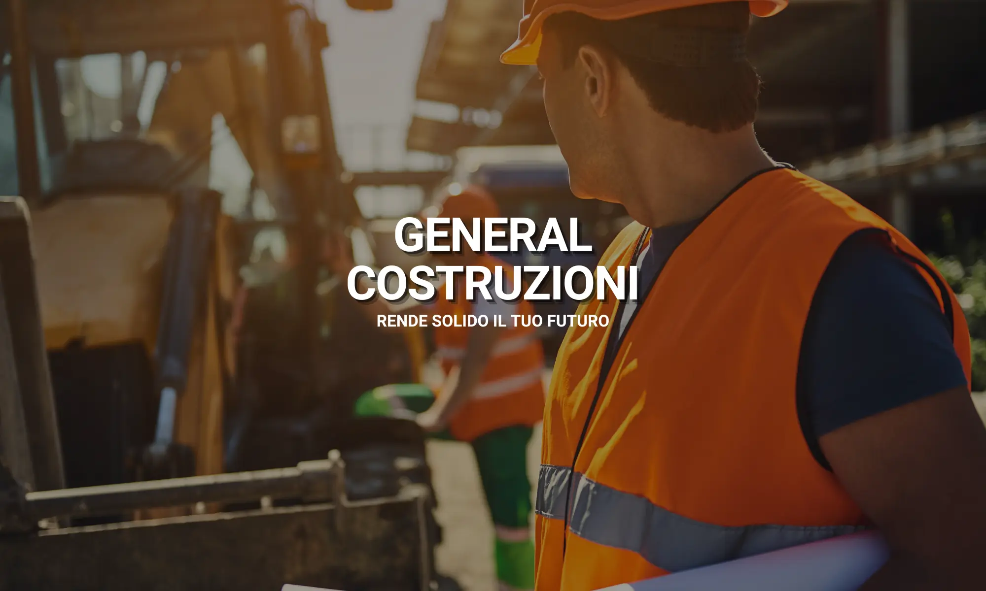 Operai General Costruzioni in Cantiere sullo sfondo. In primo piano la scritta in bianco "General Costruzioni. Rende solido il tuo futuro"